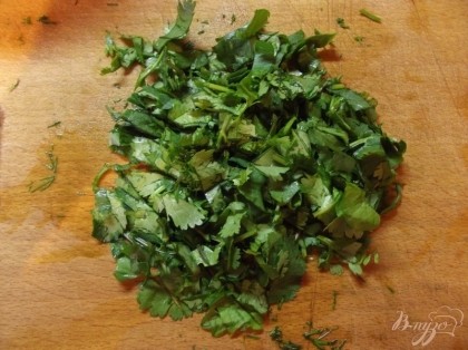 Кинзу можно заменить на петрушку, она в салате скорее для объема и разнообразим. Нарежьте ее не мелко. Мелко рубленная зелень сильнее дает аромат, в данном случае это не нужно.