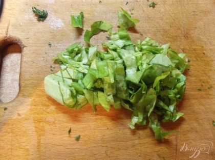 Листовой салат просто измельчите.