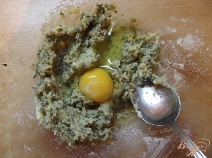Добавляем одно не большое куриное яйцо и снова перемешиваем. Тесто можно замесить в кухонном комбайне.