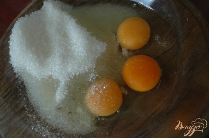 Содержимое яиц поместить в миску, добавить соль и сахар.
