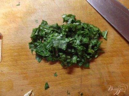 Щавель придает салату необходимую кислинку, но много его класть не следует. Кроме того нарежьте его мелко.