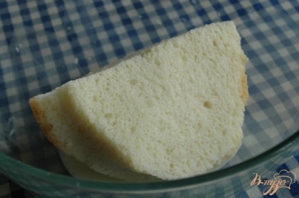 Белый хлеб замочить в молоке (или воде).