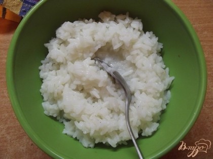 Готовый рис выкладываем в глубокую тарелку.