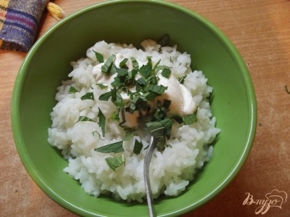 Свежую мяту измельчаем и добавляем к рису. Вообще говоря ее не обязательно нарезать, но так приятнее кушать.