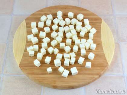 Сыр порезать крупными кубиками.