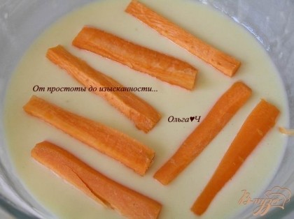 Морковь нарезать брусками. Окунать в кляр,