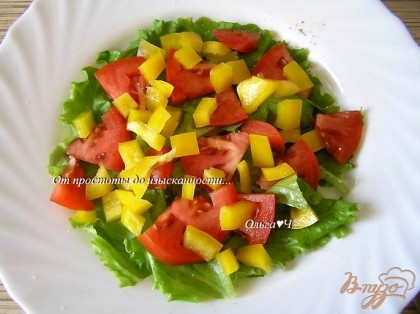 Нарезать помидор и сладкий перец, выложить на листья салата.