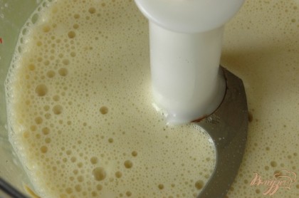 По пол чайной ложки добавлять растительное масло. Перемешивать каждый раз по несколько секунд.