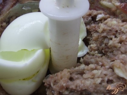 Кусочки сельди и яблоки перекрутить в блендере, добавить яичные белки. Измельчить.