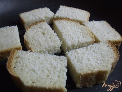 Хлеб для гренок (белый или черный) поджарить на сухой сковородке. Подрумянить.