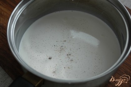200 мл сливок (брала 20%) довести до кипения с 50 г сахара и щепоткой ванильной пудры с натуральной ванилью.