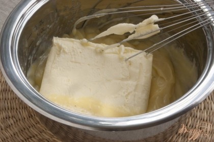 Достаточно загустевший крем остудить. Чтобы он не покрылся "корочкой" во время остывания его нужно или периодически помешивать или накрыть саму поверхность крема пищевой пленкой. В остывший крем добавить сливочное масло. Перемешать.