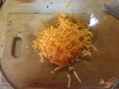 Морковь для салата желательно взять молодую. Натираем ее на крупной терке.