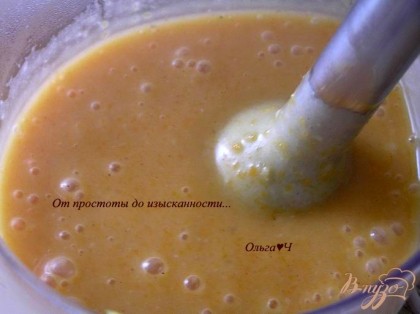 Половину супа пюрировать с помощью блендера, вылить обратно и подавать.