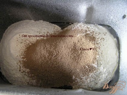 В контейнер хлебопечки налить воду и масло, добавить соль и сахар. Всыпать оба вида муки,