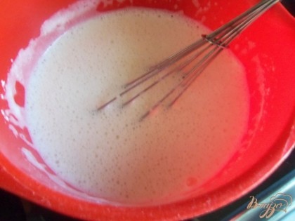 Затем добавить муку. Яично-сахарную смесь тонкой струйкой влить в сливки, добавить ликер.