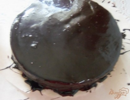 Торт покрыть толстым слоем глазури сверху и промазать бока.