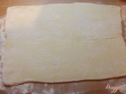 Тесто раскатываем в прямоугольный лист. Можно использовать и просто слоеное тесто.