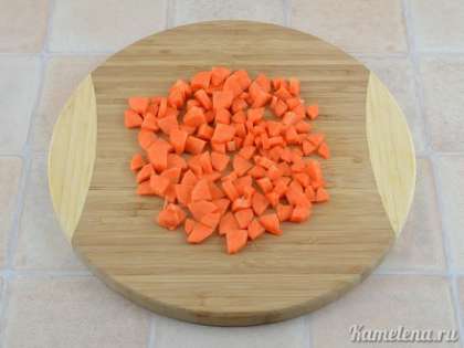 Морковь почистить, порезать мелкими кусочками или натереть на крупной терке.