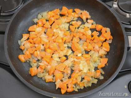 Добавить морковь, перемешать, жарить 10-15 минут до мягкости. В конце немного посолить, поперчить.