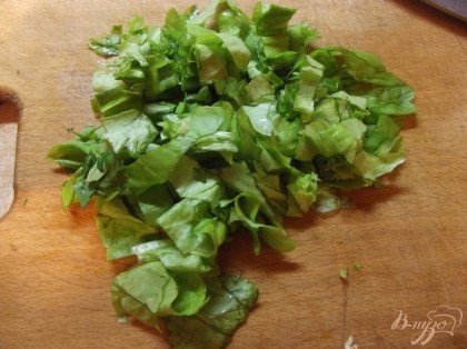 Листовой салат не должен горчить (достаточно горечи сельдерея). Нарезаем мелко.