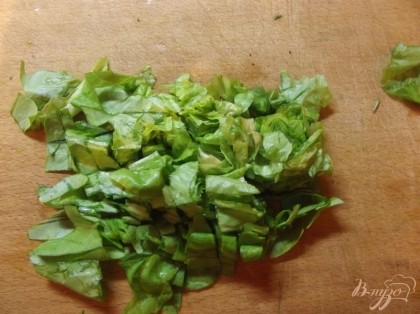 Листовой салат должен быть не горький. Его тоже мелко нарежьте.