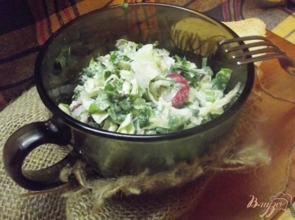 Готово! Заправьте салат сметаной и по вкусу посолите. Кушайте на здоровье!=)