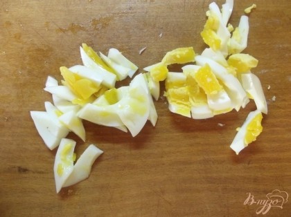 Яйцо нужно отварить в крутую но так, чтобы желток был слегка текучий (6 минут). Так будет очень вкусно, но это не обязательно. Нарежьте яйцо тоже соломкой (на сколько это возможно). Желток можно просто покрошить. Смешайте все компоненты в салатнике и заправьте майонезом. Попробуйте и если необходимо немного посолите.