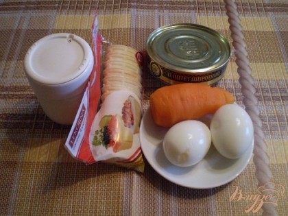 Паштет открыть. Морковь отварить до готовности, яйца в крутую.