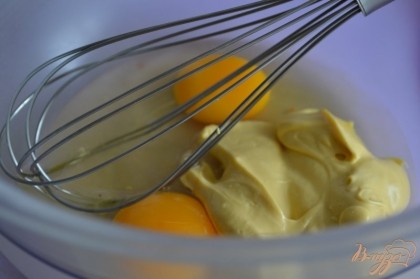 Яйца размешать с майонезом, добавить сахар и соль по вкусу.