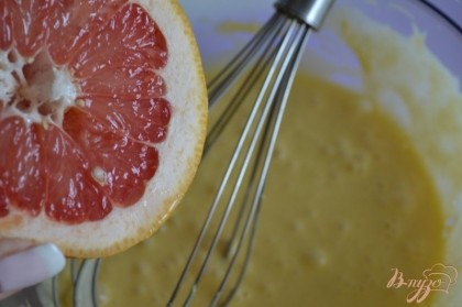 Выжать сок из 1 плода грейпфрута