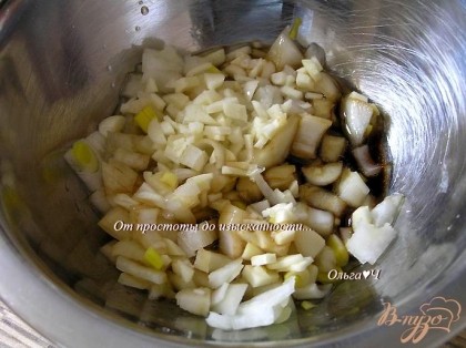 Для маринада смешать измельченный чеснок, мелко нарезанный лук, соевый соус, лимонный сок и растительное масло.