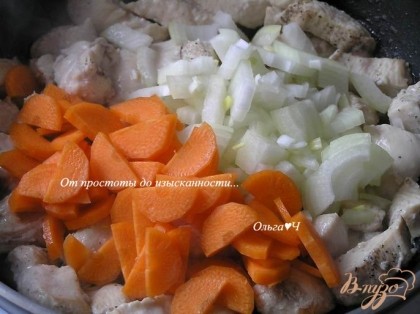 Куриное филе нарезать кусочками, посолить, поперчить, обжарить на растительном масле до побеления. Добавить нарезанный лук и морковь.