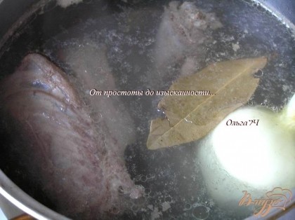 Утку положить в холодную воду, довести до кипения, добавить луковицу с воткнутыми в неё гвоздичками и лавровый лист. Варить 1 час.