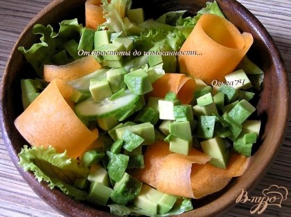 Авокадо нарезать кубиками, добавить в салат.