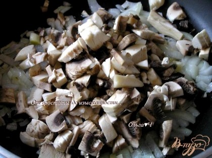 Лук и чеснок нарезать, обжарить на растительном масле до мягкости, добавить нарезанные грибы,