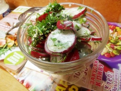 Готово! Такой салат прекрасно дополнит любое мясное блюдо. Кушайте на здоровье!=)