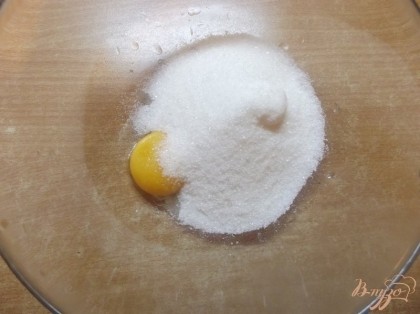 Смешиваем яйца с сахаром.