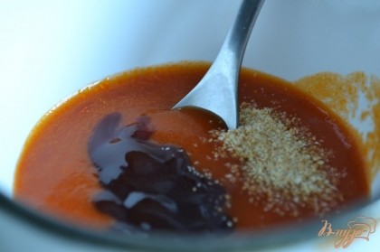К томатному соусу добавить соус барбекю, соль и сухой чеснок по вкусу.