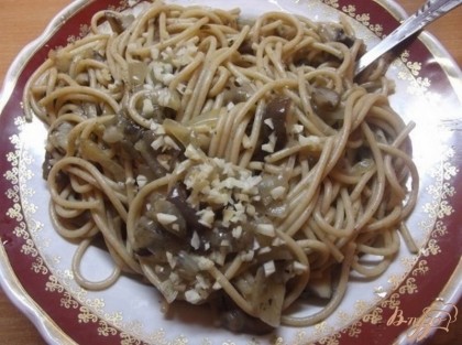 Готово! Готовую смесь из спагетти с грибами и луком переложите в тарелочки и посыпьте молотым чесночком. Заправьте оливковым маслом. Приятного вам аппетита! =)
