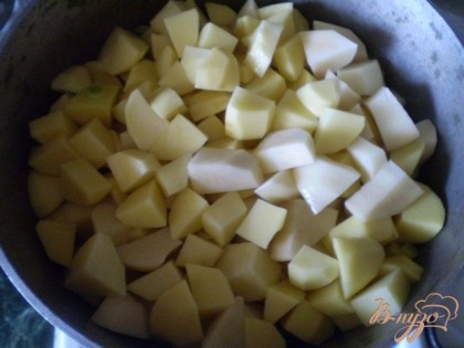 Добавляем картофель, вливаем пару чашек воды и тушим с момента закипания воды минут 35-40.