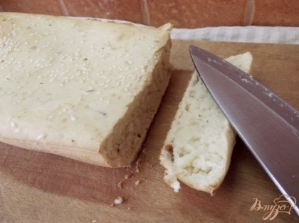 Готово! Готовый хлеб выньте, дайте слегка остыть и можно подавать. Его хорошо намазать маслом или просто подать к супу. Приятного аппетита! =)