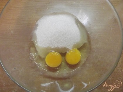 Смешайте яйца с сахаром.
