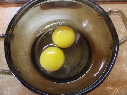 Два куриных яйца взбейте вилкой в глубокой мисочке.