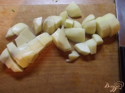 Картофель нарежьте крупно, как в борщ.