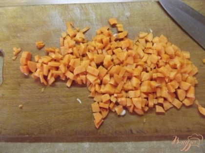 Морковь нарежьте мелкими кубиками или натрите на крупной терке.