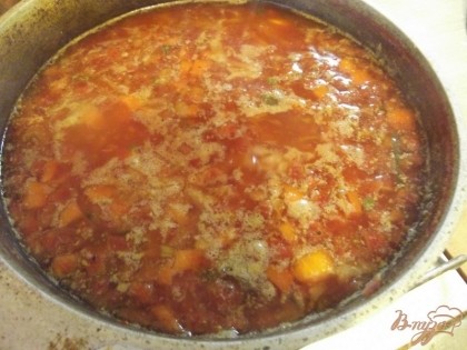 Через 5 минут после картофеля положите морковь, свеклу и капусту. Посолите суп по вкусу и добавьте лавровый лист. Когда картофель будет готов положите в борщ томатную пасту и зеленый лук. Проварите суп кипящим еще 3 минуты.