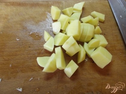 Так же вам понадобится картофель. Нарежьте его кубиками.