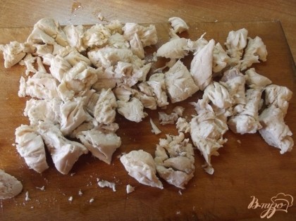 Куриное филе отварите отдельно до готовности. Нарежьте его кубиками размером в 1 см. Варите суп до готовности грибов. Курицу положите уже в готовый суп.