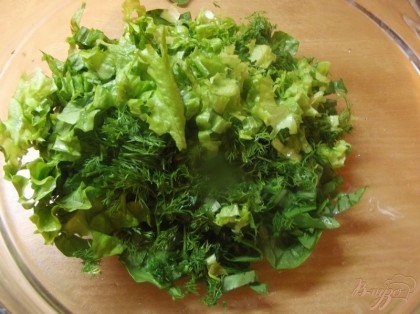 Листовой салат для этих целей берите молодой и не горький. Горький можно вымочить 45 минут в воде с лимоном. Нарежьте салат тоже не слишком мелко.